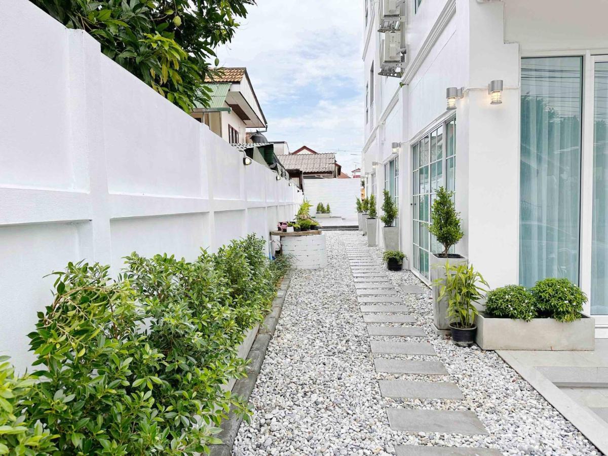 Hostel The White House Rachamankha เดอะ ไวท์เฮ้าส์ ราชมรรคา Chiang Mai Exterior foto