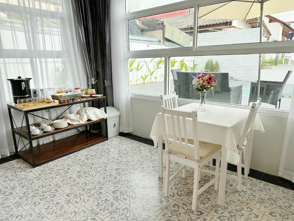 Hostel The White House Rachamankha เดอะ ไวท์เฮ้าส์ ราชมรรคา Chiang Mai Exterior foto